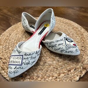 Alice + Olivia cream D’Orsay canvas shoes which are cream and Black travel flats